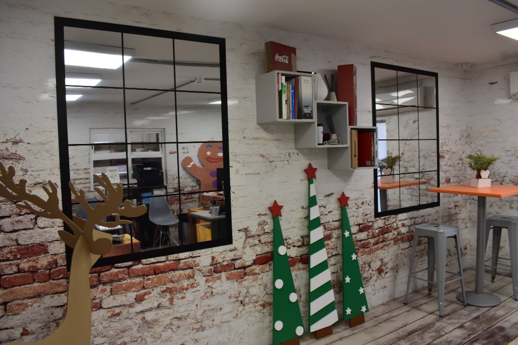 Thinkingpink_decoración-oficinas-diseño-y-decoración-navidad-para-comercios-madrid